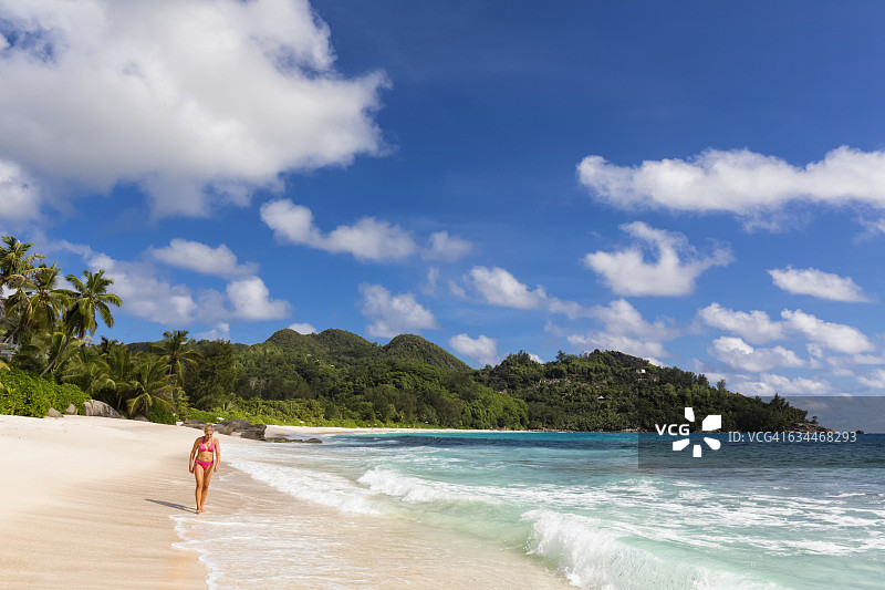塞舌尔马埃岛安斯因滕丹斯海滩上的女游客图片素材
