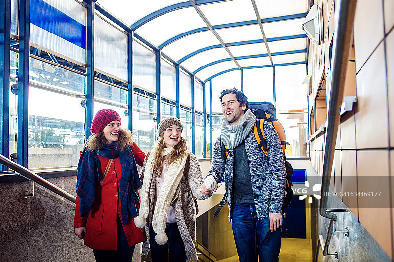 在火车站的三位快乐的朋友图片素材