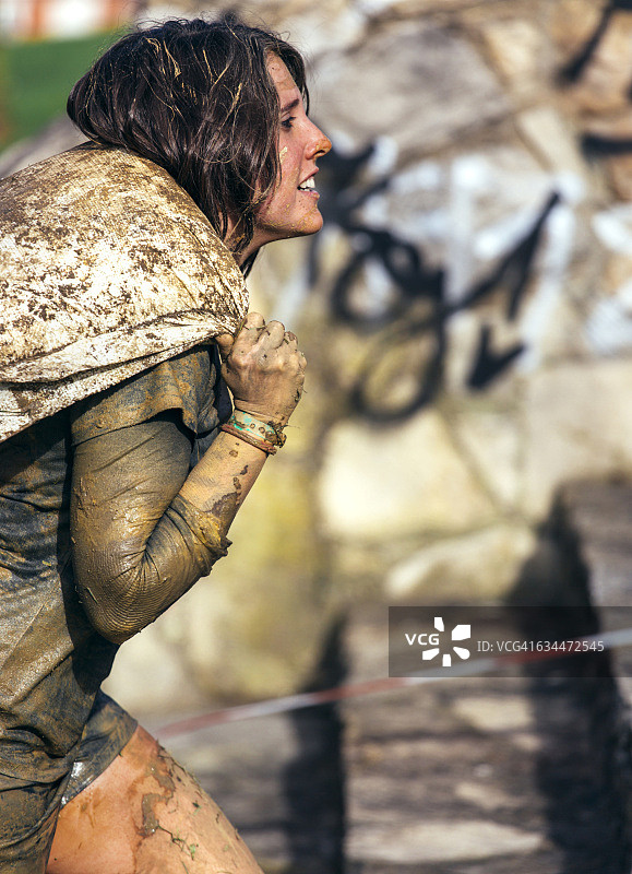 参加极限障碍赛的选手扛着沙袋图片素材