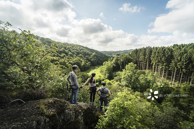 德国韦斯特瓦尔德：攀岩者眺望景色图片素材