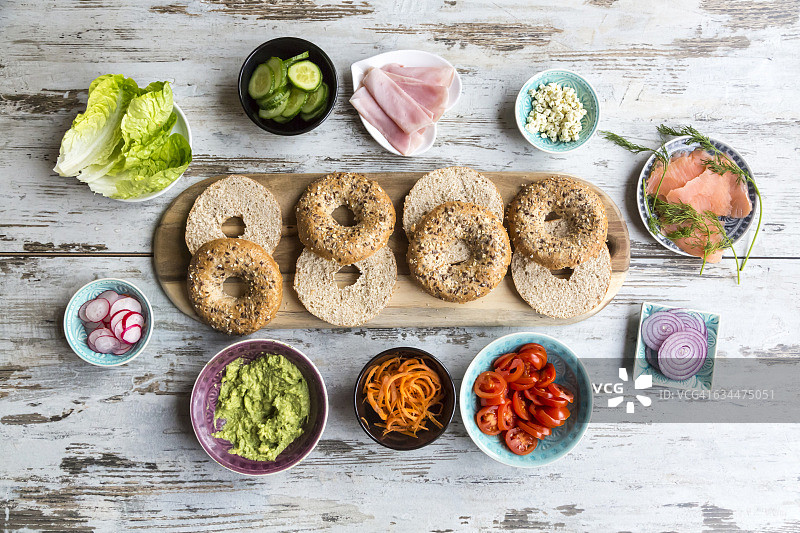 早餐：百吉饼、蔬菜、三文鱼和火腿图片素材