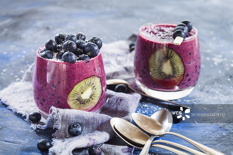 西米、蓝莓和猕猴桃思慕雪布丁图片素材