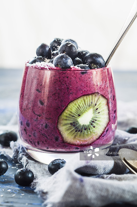 西米、蓝莓和猕猴桃思慕雪布丁图片素材