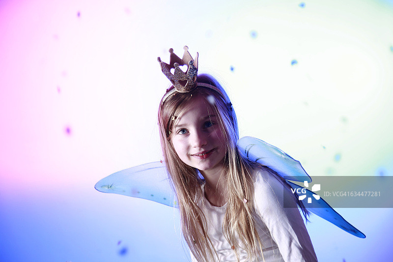 装扮成公主的微笑女孩肖像图片素材