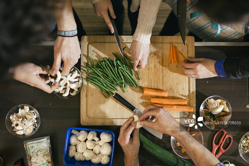 烹饪课上切割蔬菜图片素材