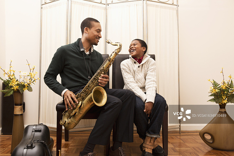 父子在家玩音乐图片素材