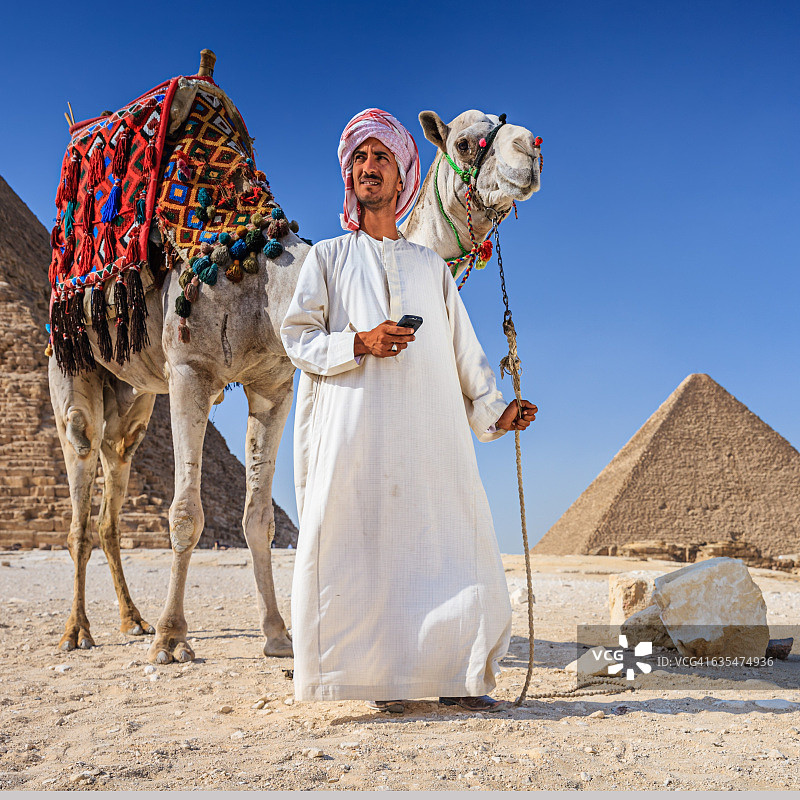 使用手机的贝都因人图片素材