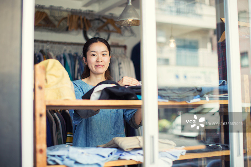 日本二手商店的女店主图片素材