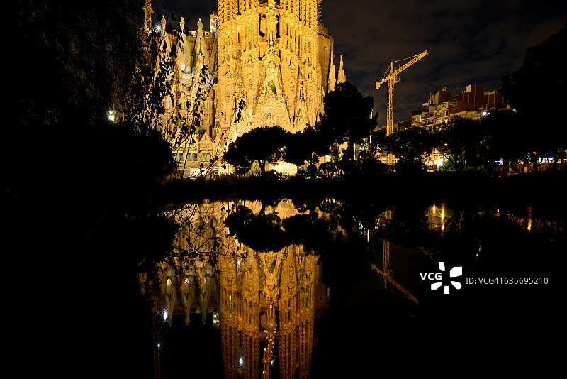 夜晚的圣家族大教堂图片素材