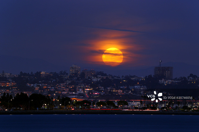 圣地亚哥超级月亮图片素材