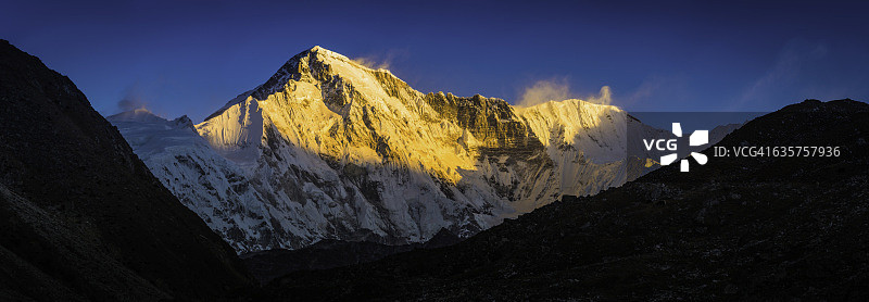 卓奥友峰，海拔8201米，喜马拉雅山脉，金色光芒照耀图片素材