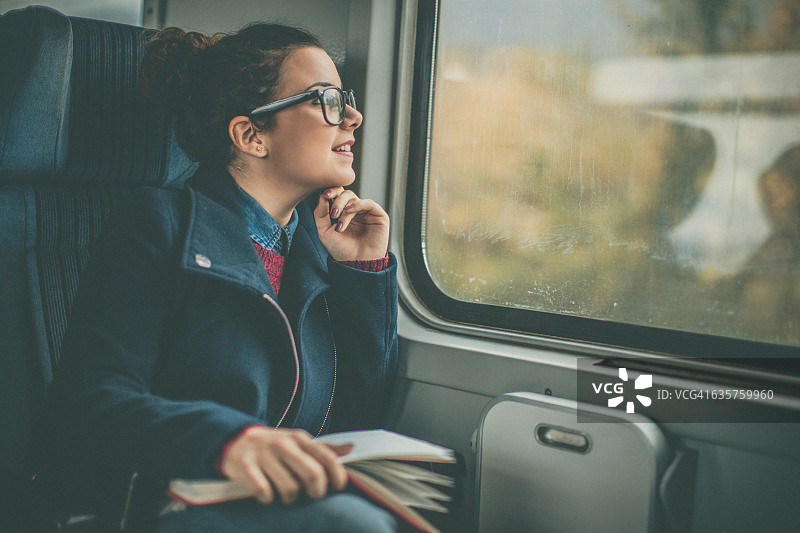 乘坐通勤列车的女孩图片素材