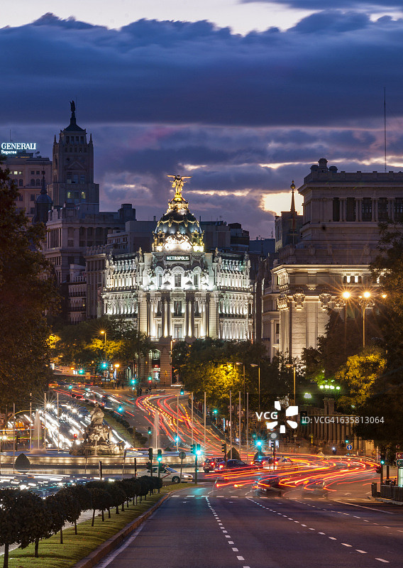 西班牙马德里阿尔卡拉大街的格兰大道和西贝莱斯广场夜景图片素材