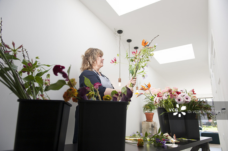 女商人兼花艺师与鲜花图片素材
