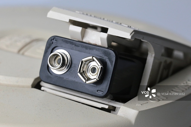 更换住宅烟雾探测器中的9伏电池图片素材