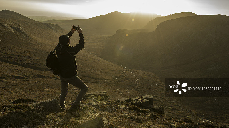 徒步者拍摄北爱尔兰的莫恩山脉图片素材