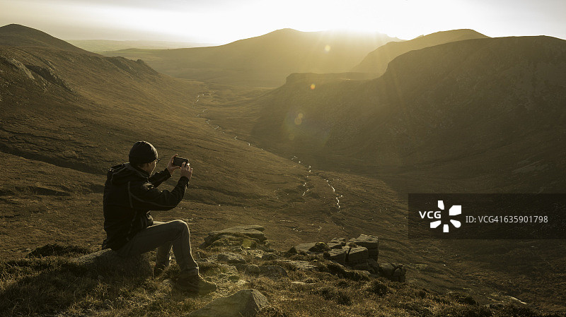 徒步者拍摄北爱尔兰的莫恩山脉图片素材