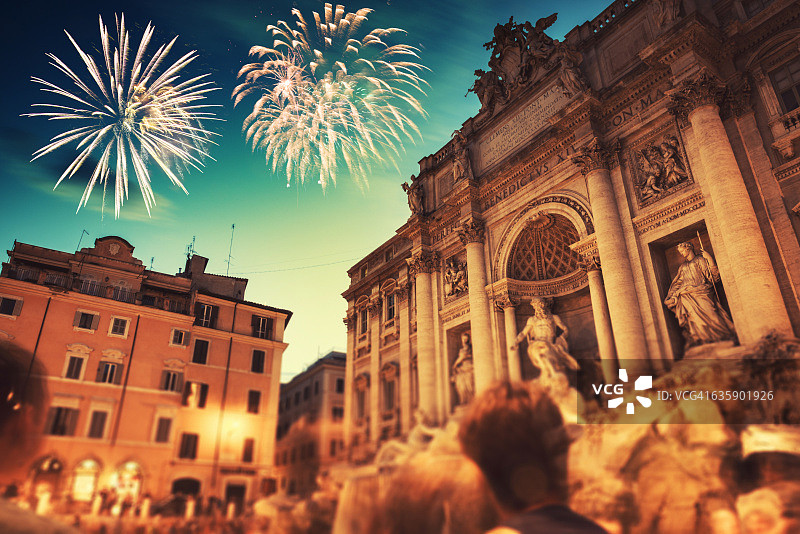 新年期间夜晚的特莱维喷泉图片素材