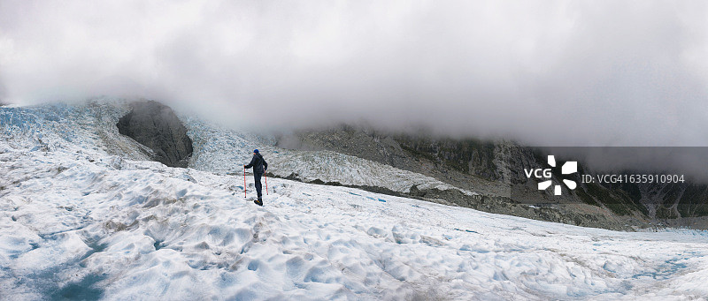 新西兰弗朗兹约瑟夫冰川上的登山者全景图片素材