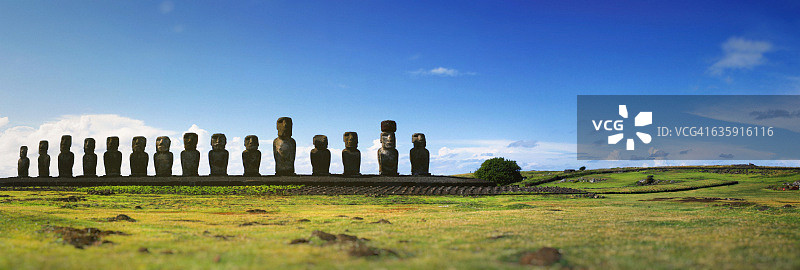 智利复活节岛阿胡·汤加里基的摩艾石像全景图片素材