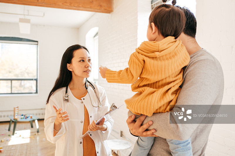 父亲和幼儿向儿科医生咨询图片素材