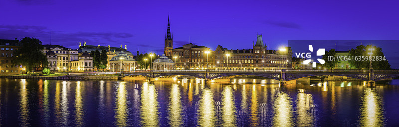 斯德哥尔摩老城骑士岛夜景图片素材
