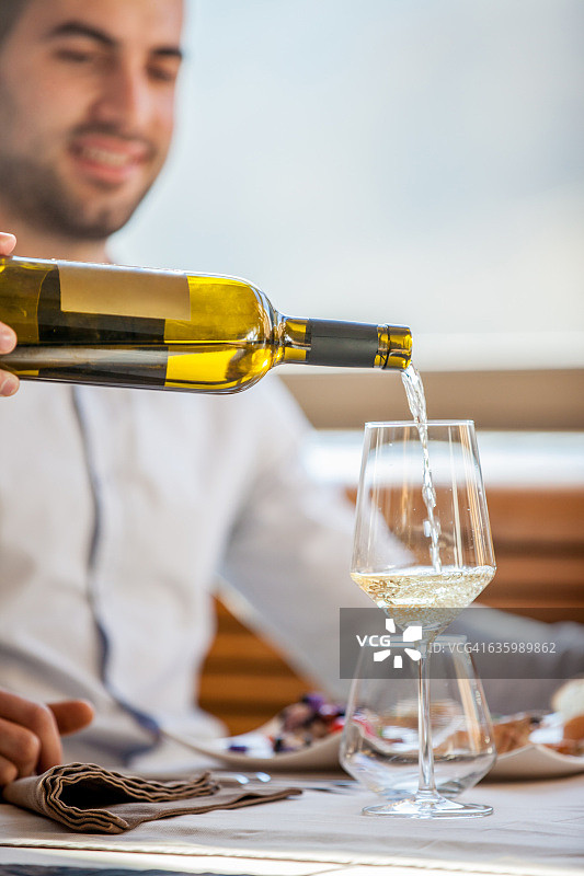 倒一杯白葡萄酒图片素材