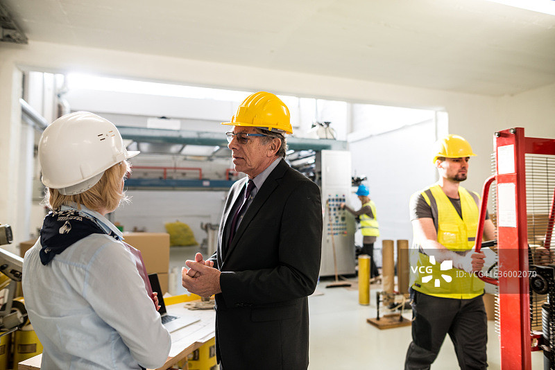 讨论家族 бизнеса的工程师和建筑师图片素材