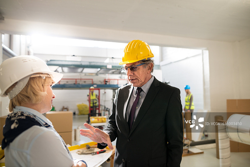 讨论家族 бизнеса的工程师和建筑师图片素材