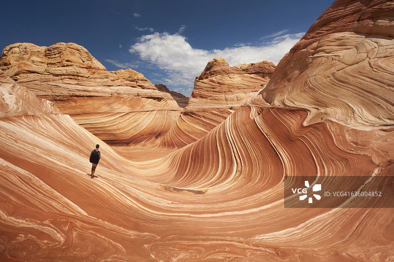 亚利桑那州波浪谷的孤独徒步旅行者图片素材
