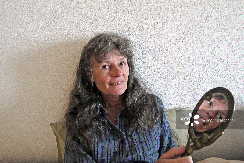 手持镜子的年长女人图片素材
