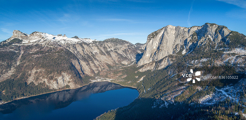 阿尔陶斯湖全景，远处是Loser山和Trisselwand山图片素材