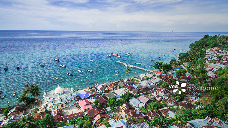 Banda Neira Rhun岛附近的船只航拍图片素材