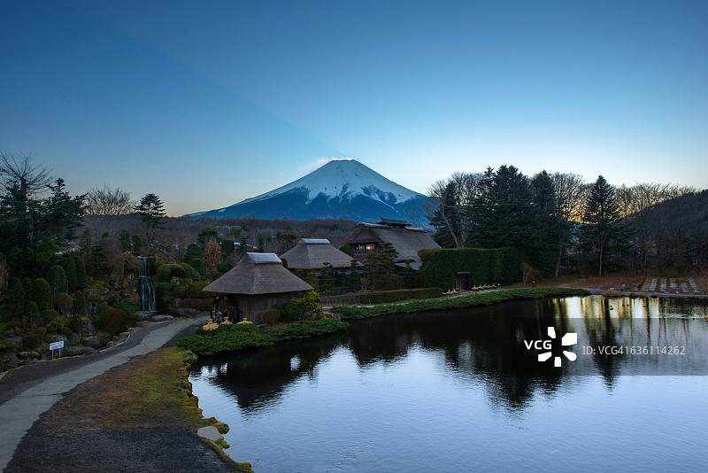 日本山梨忍野八海传统房屋与富士山景色图片素材