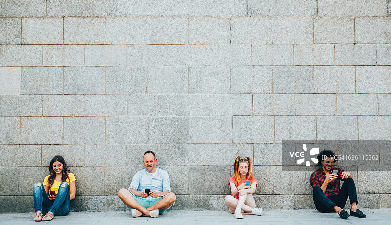 不同年龄段的人发短信图片素材