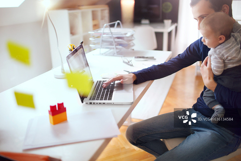 在父亲的办公室里图片素材