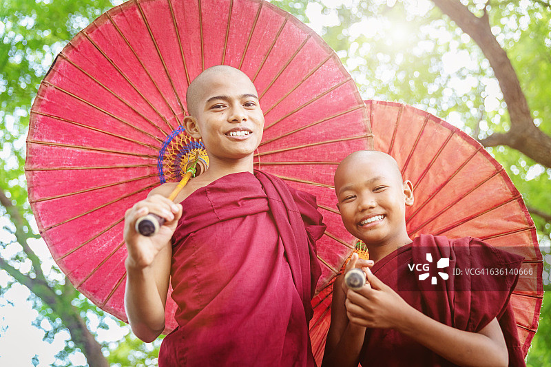 缅甸蒲甘的快乐积极的小沙弥图片素材