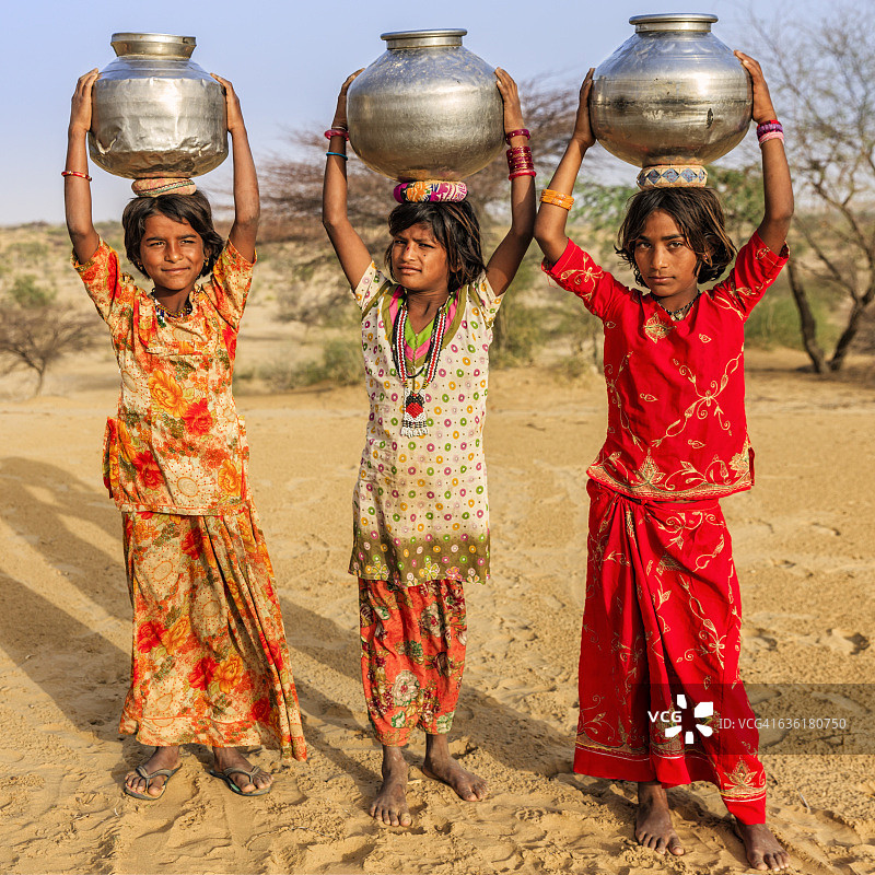 印度小女孩头顶着从井里打来的水图片素材