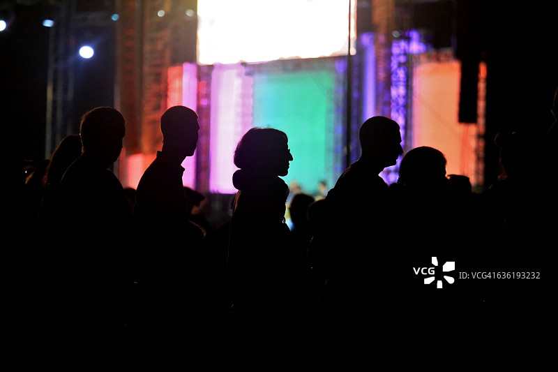 夜间演出中一大群观众的轮廓图片素材