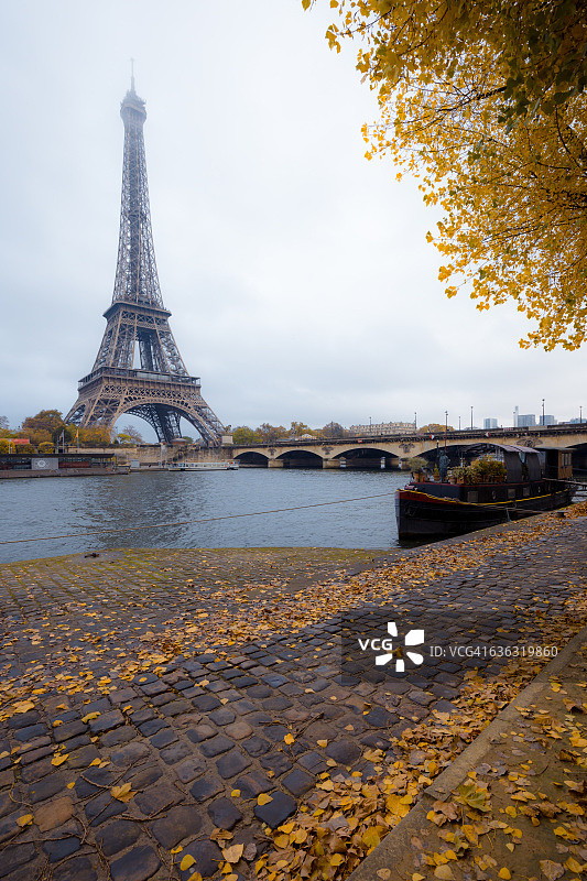 秋日白天的埃菲尔铁塔（法国巴黎）图片素材