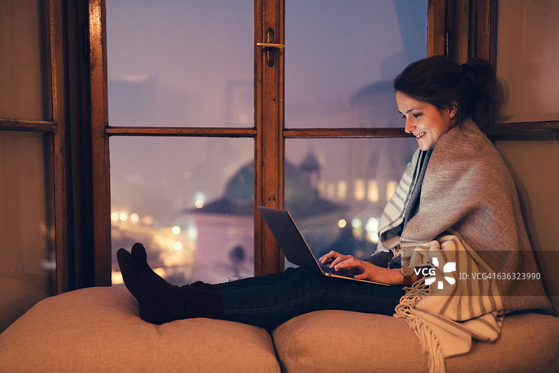 在家里用笔记本电脑工作的女人图片素材