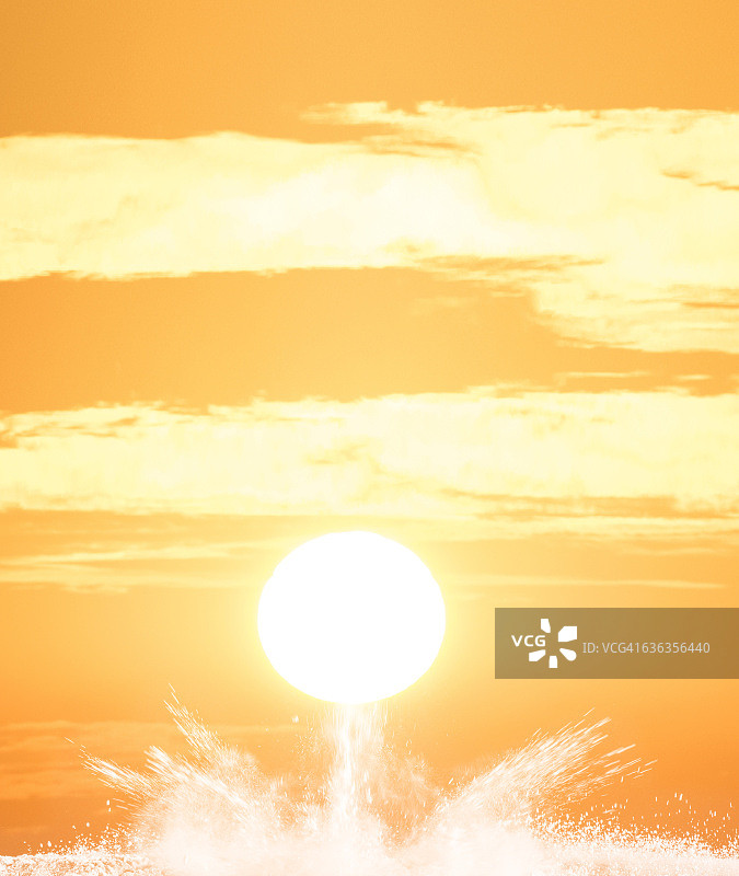 太阳光冲击引起的尘埃粒子爆炸图片素材