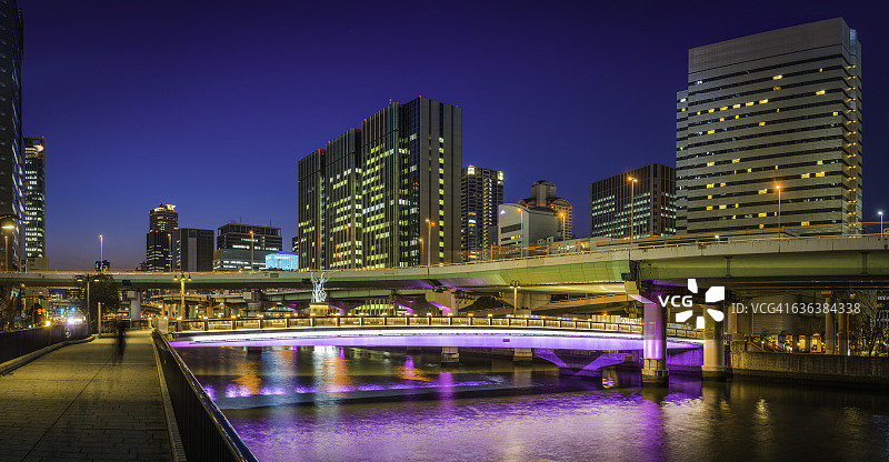 大阪夜景：摩天大楼、高速公路与霓虹灯图片素材