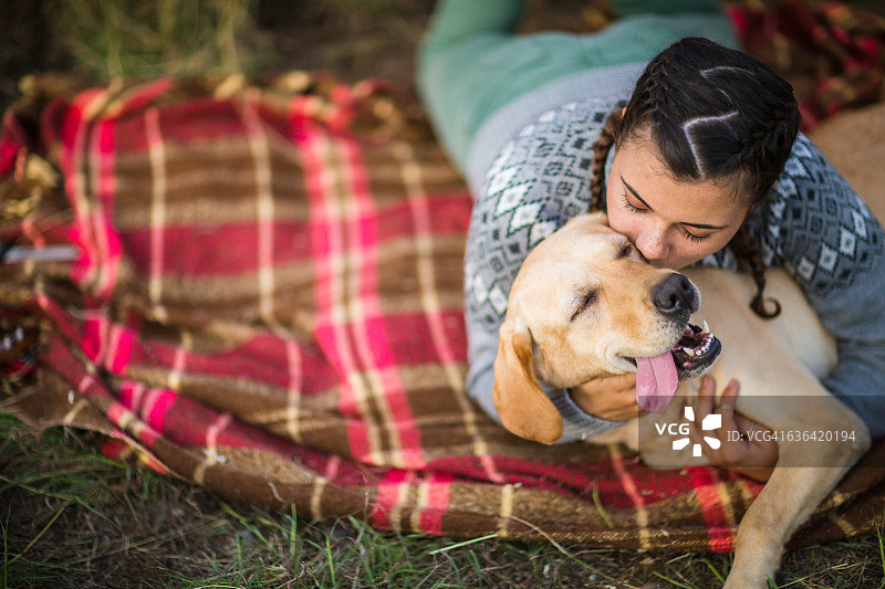 他喜欢被亲吻！图片素材