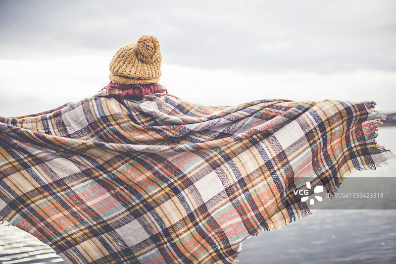 寒冬码头上的孤独女人图片素材