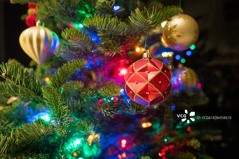 圣诞节装饰品：饰品、圣诞树图片素材