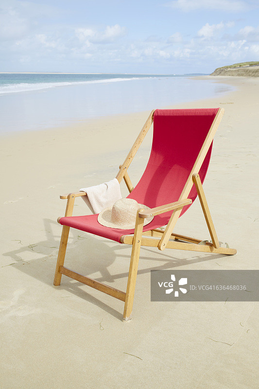 法国海滩上的红色躺椅图片素材