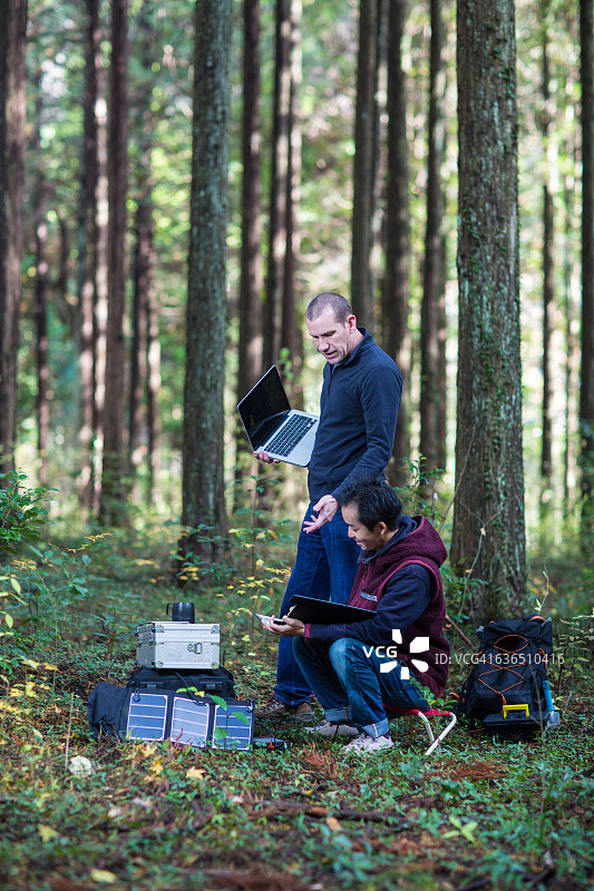 环保主义者利用太阳能野外实验室监测森林图片素材