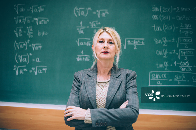 课堂上成功成熟的数学教授图片素材