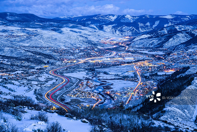 夜幕下的韦尔山谷图片素材